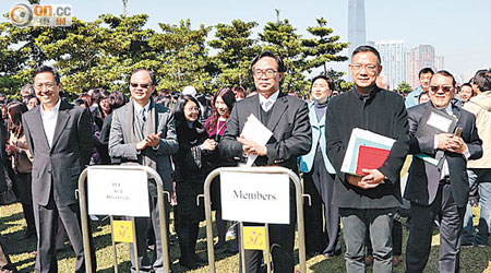 謝偉俊（前右一）、盧偉國（前右二）等議員到添馬公園集合。（陳嘉順攝）