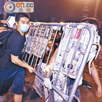 佔領期間示威者搶奪了大量鐵馬，用作霸路甚至衝擊警方。