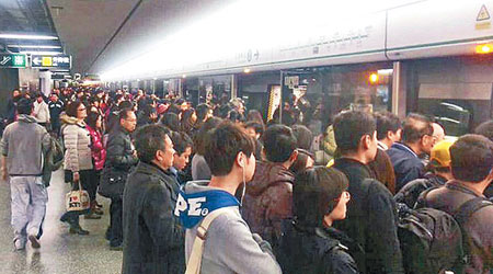 港鐵觀塘線有訊號故障，令各站包括鑽石山站月台擠滿乘客。（互聯網圖片）