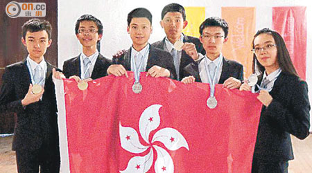 （左起）獲獎的香港隊成員包括戴煒庭、于鎧瑋、袁家輝、顧君彥、文誦進及林芷芝。