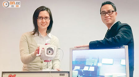 鍾樹鴻（右）指，改良電力傳送裝置後，可助電子眼用家接收更穩定影像。（周翠怡攝）