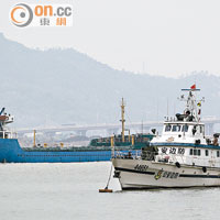 中國海警船以及多艘巡邏艇，昨日現身澳門水域巡邏。