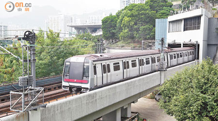 港鐵正考慮購入多架新車，擬淘汰車齡將近四十年的列車。（袁志豪攝）