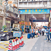 香港工業中心為本港時裝批發主要集散地，人流不斷。