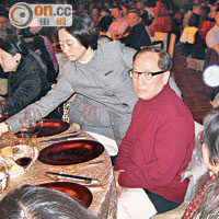 東方報業集團揭發曾蔭權出席「江湖飯局」已有三十多個月，但貪曾至今仍逍遙法外。
