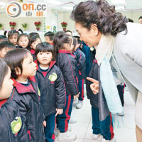 彭麗媛昨午到訪幼稚園探望小朋友。