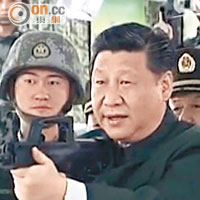 探訪氹仔解放軍駐澳門部隊軍營期間，習近平體驗激光模擬射擊。（電視畫面）