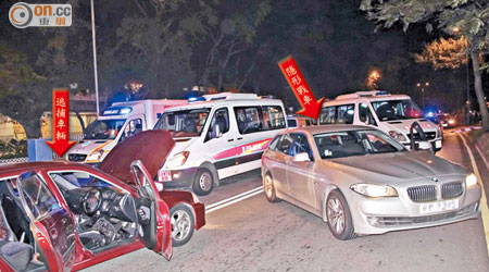 多輛警車及隱形戰車將涉案私家車圍堵。（黃志宏攝）