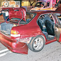 肇事私家車與警車相撞後車尾損毀。