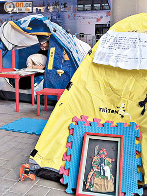 進佔添美道行人路的帳篷有增無減，示威者將關公畫像展示在帳篷外。