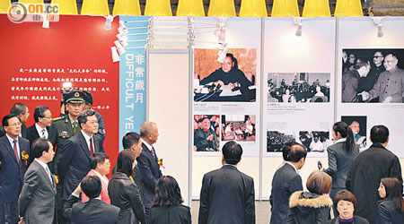 在澳門綜藝館舉行大型關於鄧小平與澳門回歸的圖片展。
