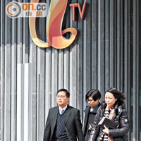 勞工處人員昨到亞洲電視總部向員工解釋追薪程序。