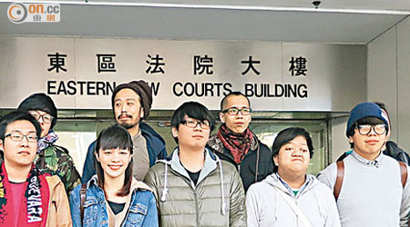 黃浩銘（左一）等十三名被告不認罪，案件押後至明年二月再訊。