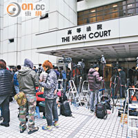 許仕仁一案被喻為香港史上最重要的刑事案，傳媒傾巢到法庭採訪。