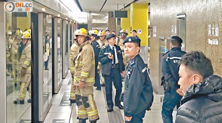 黃大仙站扶手電梯機房故障冒煙，大批消防員到場檢查。（吳欽旺攝）