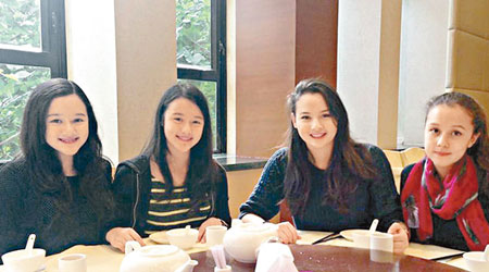 陳家洛尋日同家人為大女Monika（右二）慶祝十八歲生日。（互聯網圖片）