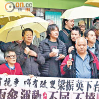 社民連多人撐起黃雨傘向梁振英抗議。