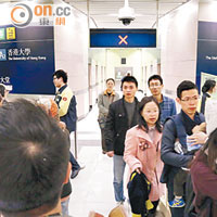 有乘客批評香港大學站指示不清，令他們到錯誤通道等候升降機。