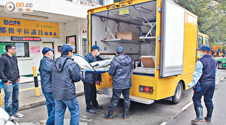 仵工將猝死壯漢遺體舁送殮房。（梁卓明攝）