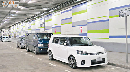 九龍站落客區經常有車輛違泊，部分私家車更通宵停泊。