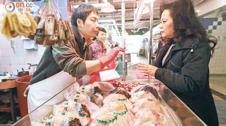 香港<br>九龍城街市前晚賣剩的鮮宰雞，昨早一小時內全部售罄。（潘思維攝）