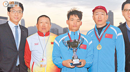 中國隊勇奪冠軍，霍啟山（左一）、丁志威（右一）齊頒發獎盃予球員莊家彬（中）、教練朱艷光（右二）及許一飛（左二）。（葉華英攝）