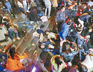 上海外灘人踩人 36死47傷 血的除夕 絕命倒數