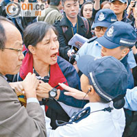 「女長毛」雷玉蓮因為在地上用粉筆寫字，被警員阻止。（溫國佳攝）