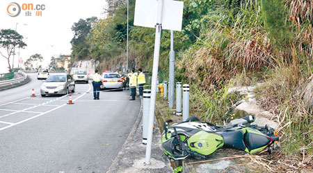 警方在「大S彎」封鎖現場調查，涉事電單車損毀輕微。 （高潤榮攝）