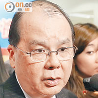 張建宗否認勞工處縱容亞視欠薪。（梁鵬威攝）