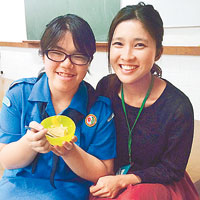 劉曉彤（右）以過來人身份助聽障學生。（受訪者提供圖片）