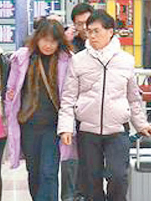 死者周怡安的家屬抵達上海辦理其後事。（互聯網圖片）