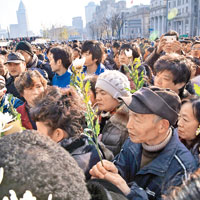 大批民眾自發前往陳毅廣場，以鮮花哀悼死難者。（中新社圖片）