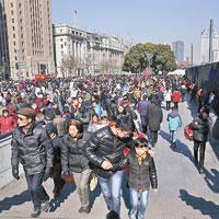 發生人踩人的上海外灘陳毅廣場樓梯。（中新社圖片）