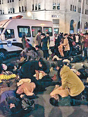有警員慨嘆當晚未能在人踩人慘劇中救出更多傷者。（互聯網圖片）