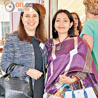 巴西駐港總領事夫人Carolina de Macedo Soares（左）與印度駐港總領事夫人Rakhee Agrawal期願新一年更精彩燦爛。