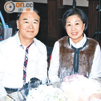 中港照相器材主席孫大倫（左）同太太孫鄧秀英一邊聚餐一邊欣賞芭蕾經典劇目，睇得好投入。