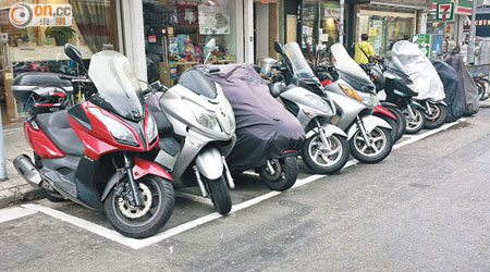 兩部電單車逼泊同一車位，市民建議運輸署增加泊位。