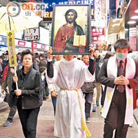鳩嗚團舉起耶穌畫像在旺角遊行。