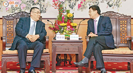 澳門行政長官崔世安（左）與中山市委書記薛曉峰會晤。