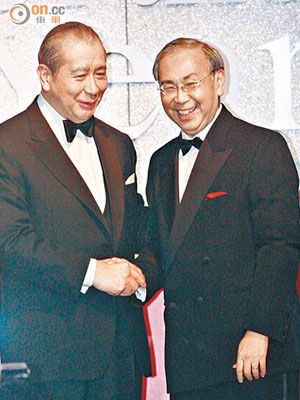 李國寶（左）擔任主席的東亞銀行，曾向許仕仁（右）批出巨額無抵押貸款，有傳款額高達六千萬元。（資料圖片）