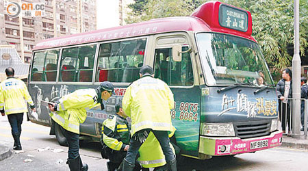 警方在車禍現場調查。（莊杰成攝）