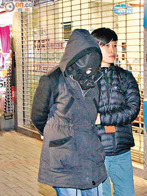 探員將被捕女子帶返屯門佳堅辦事處調查。（文健雄攝）