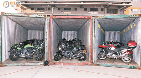 海關在三個貨櫃內共檢獲六十五部走私電單車。（林兆崙攝）