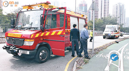 俗稱「細搶」的消防小型搶救車險撞車。