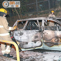 涉及黎宅擲燃燒彈案的七人車被燒毀。（葉嘉文攝）