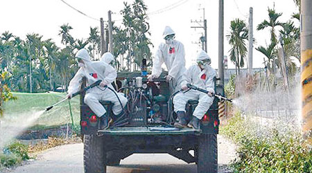 台灣出動化學兵協助禽流感疫區消毒工作。（互聯網圖片）