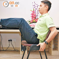 雙手捉緊椅邊坐下，屈曲並抬起雙腿，亦可訓練大腿及腹部肌肉。
