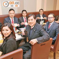 何榮添（前排左二）活動後與一班成員在立法會餐廳再歎過茶。