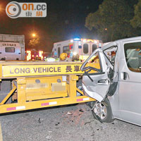 客貨車左邊車頭插撞貨櫃拖架。（莊杰成攝）